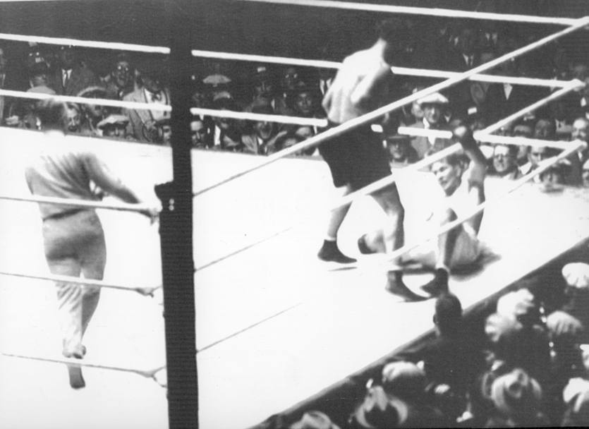 Chicago 22 Settembre 1927: Jack Dempsey dopo aver perso l &#39;anno prima il titolo mondiale dei massimi con Gene Tunney, ottiene la rivincita a Chicago il 22 Settembre 1927. Dempsey atterra Gene Tunney alla settima ripresa ma alla fine di un incontro passato alla storia la vittoria viene assegnata ai punti a Tunney 